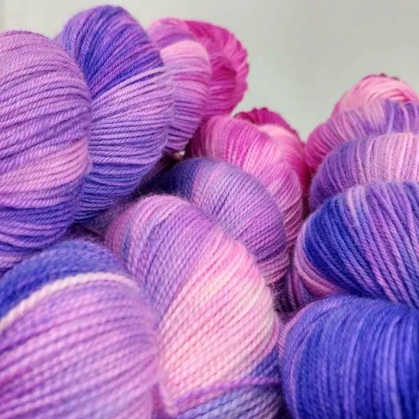 WORLD LEADERS: QUEEN ELIZABETH II (MIMI FINGERING TWEED (COLOR))